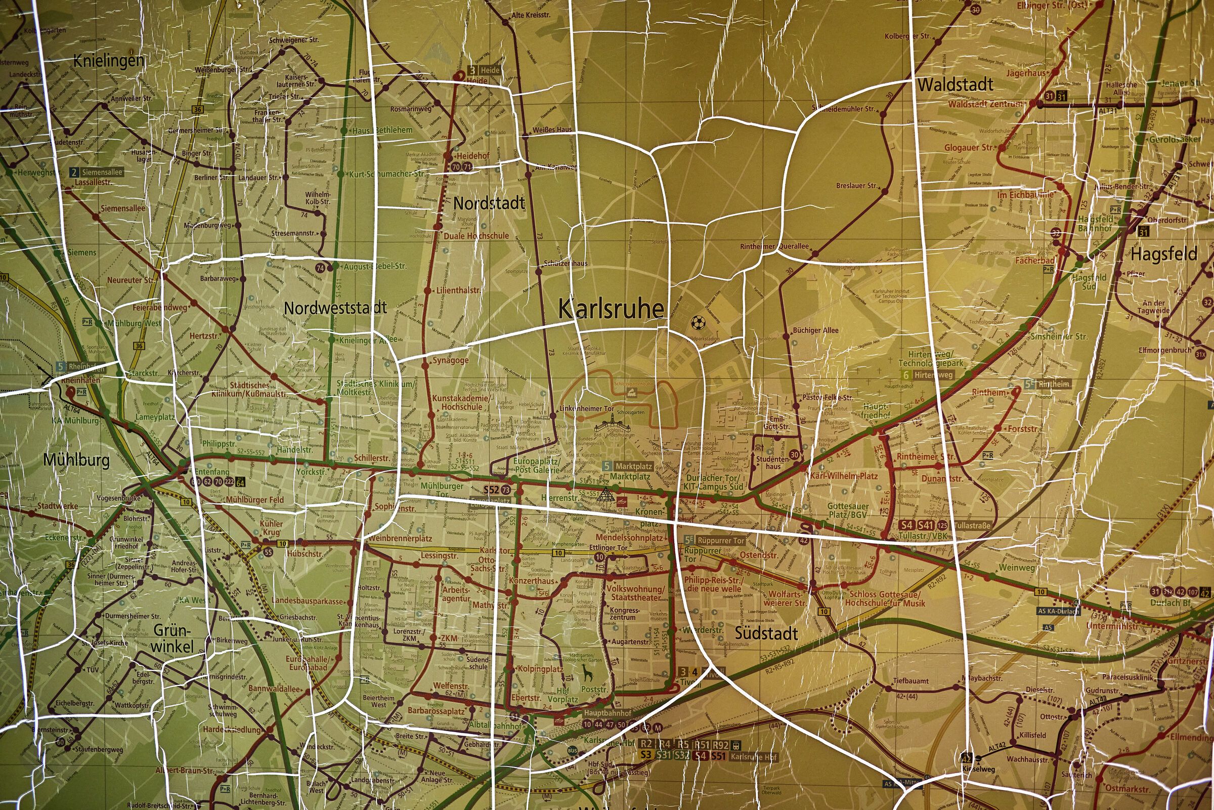 Ausschnitt eines alten Stadtplans mit Straßen und Linien.