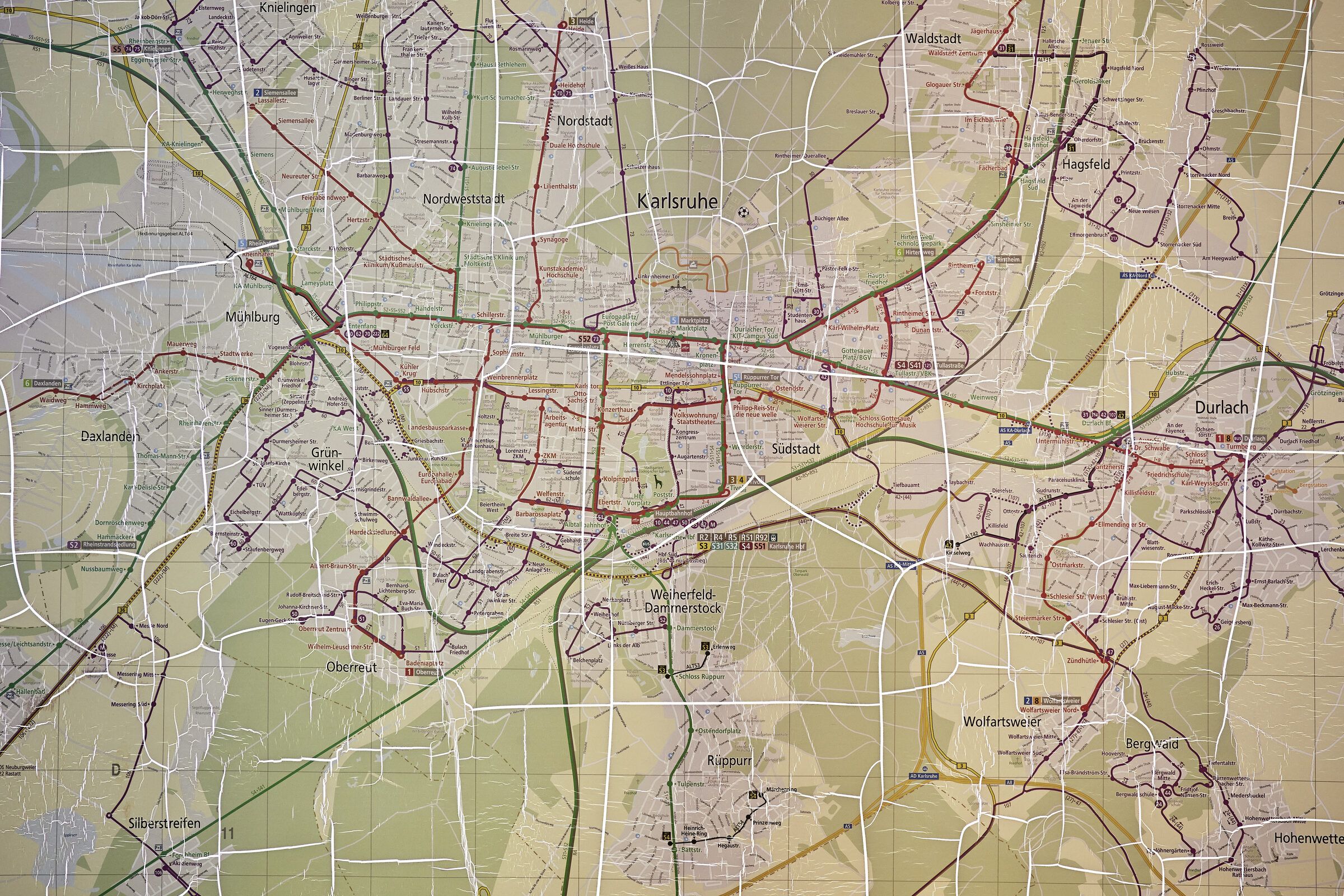 Ausschnitt eines verzogenen Stadtplans hinter Acryl.