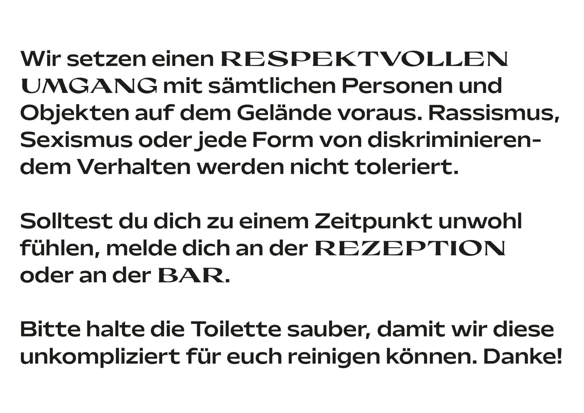 Querformatiges Textschild mit schwarzer Schrift auf Weiß über den respektvollen Umgang auf dem Gelände.