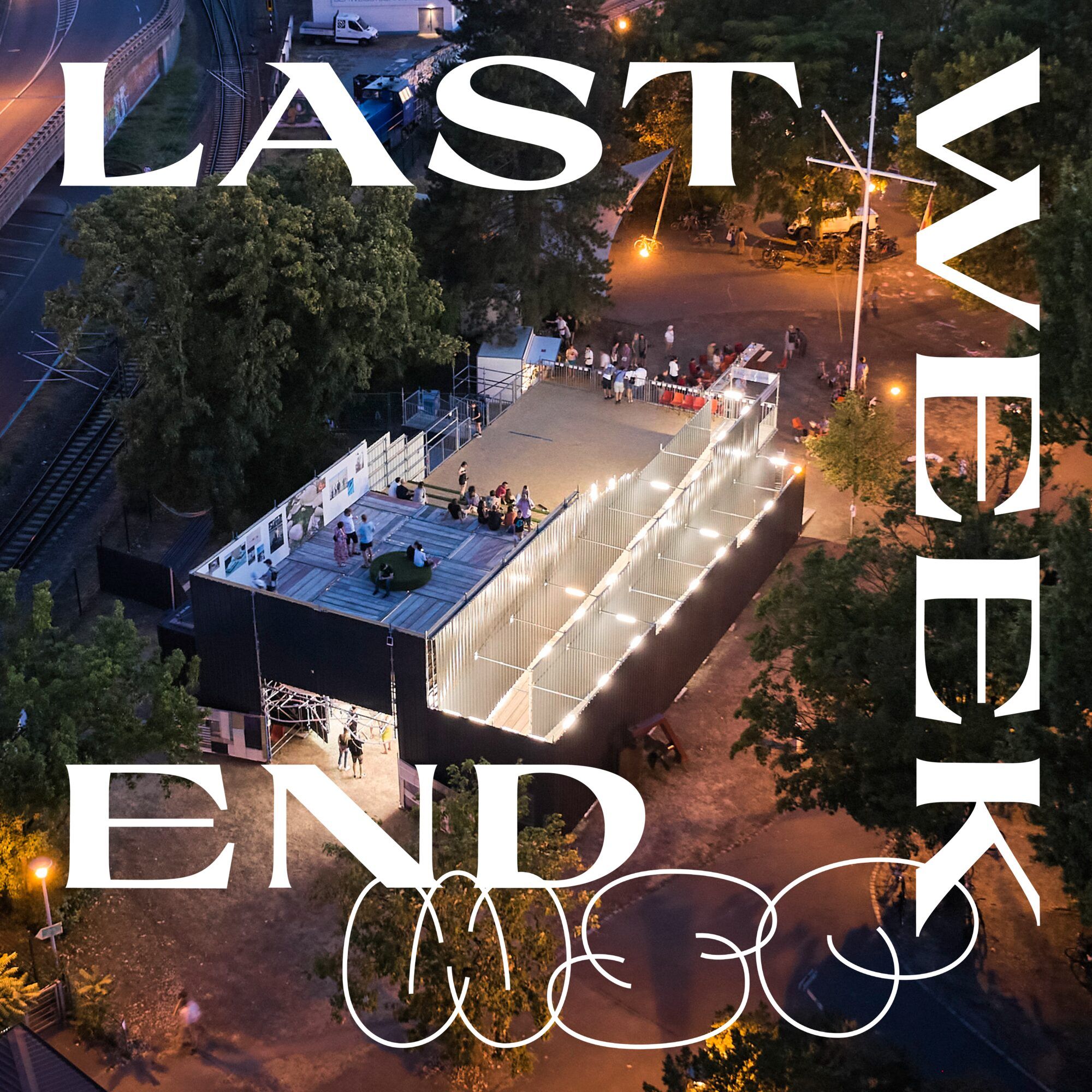 Drohnenfoto des beleuchteten Gerüstbaus bei Nacht, darüber in großen weißen Versalien „Last Weekend“ und das WSP-Logo.