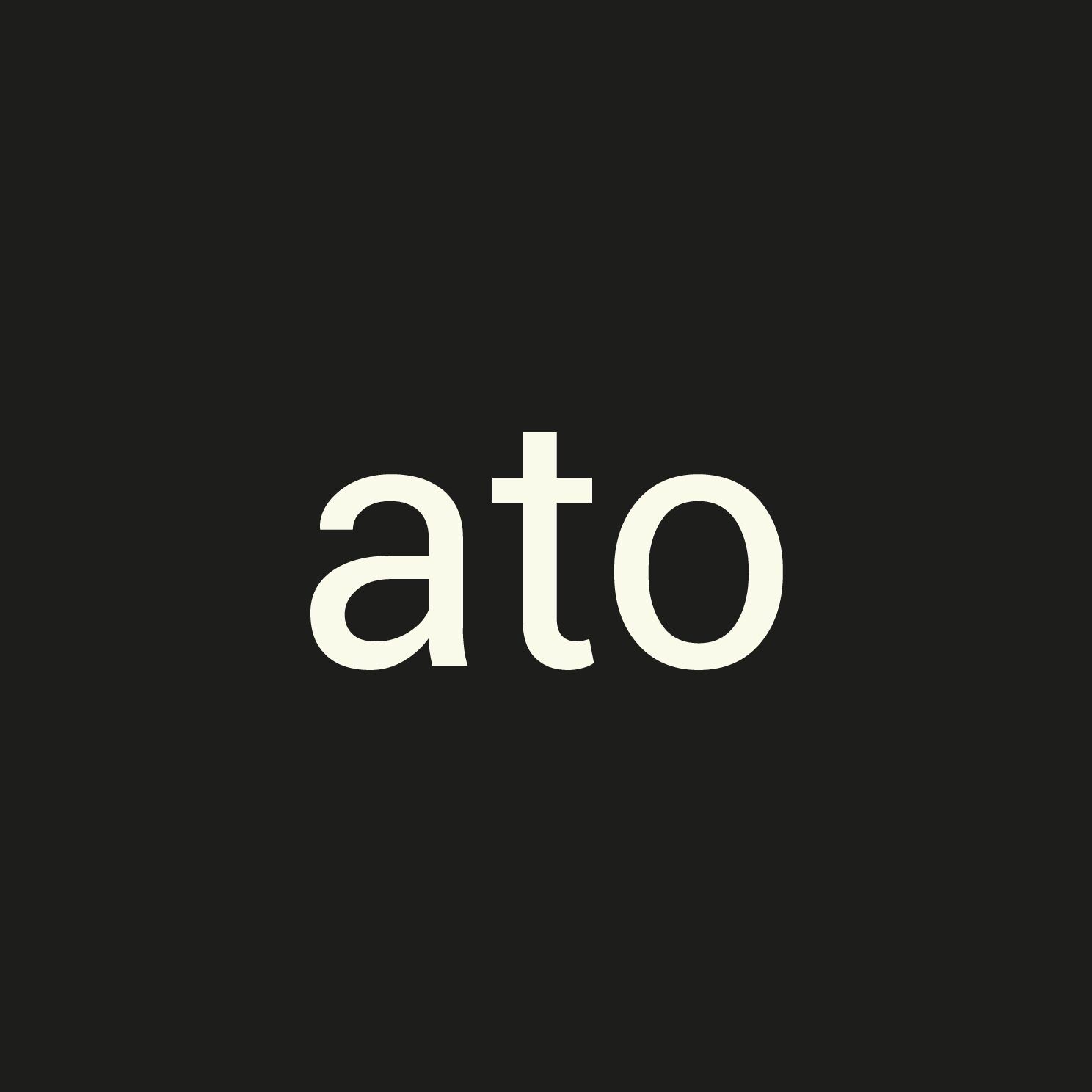 Dunkler Sticker mit dem weißen Schriftzug „ato“.